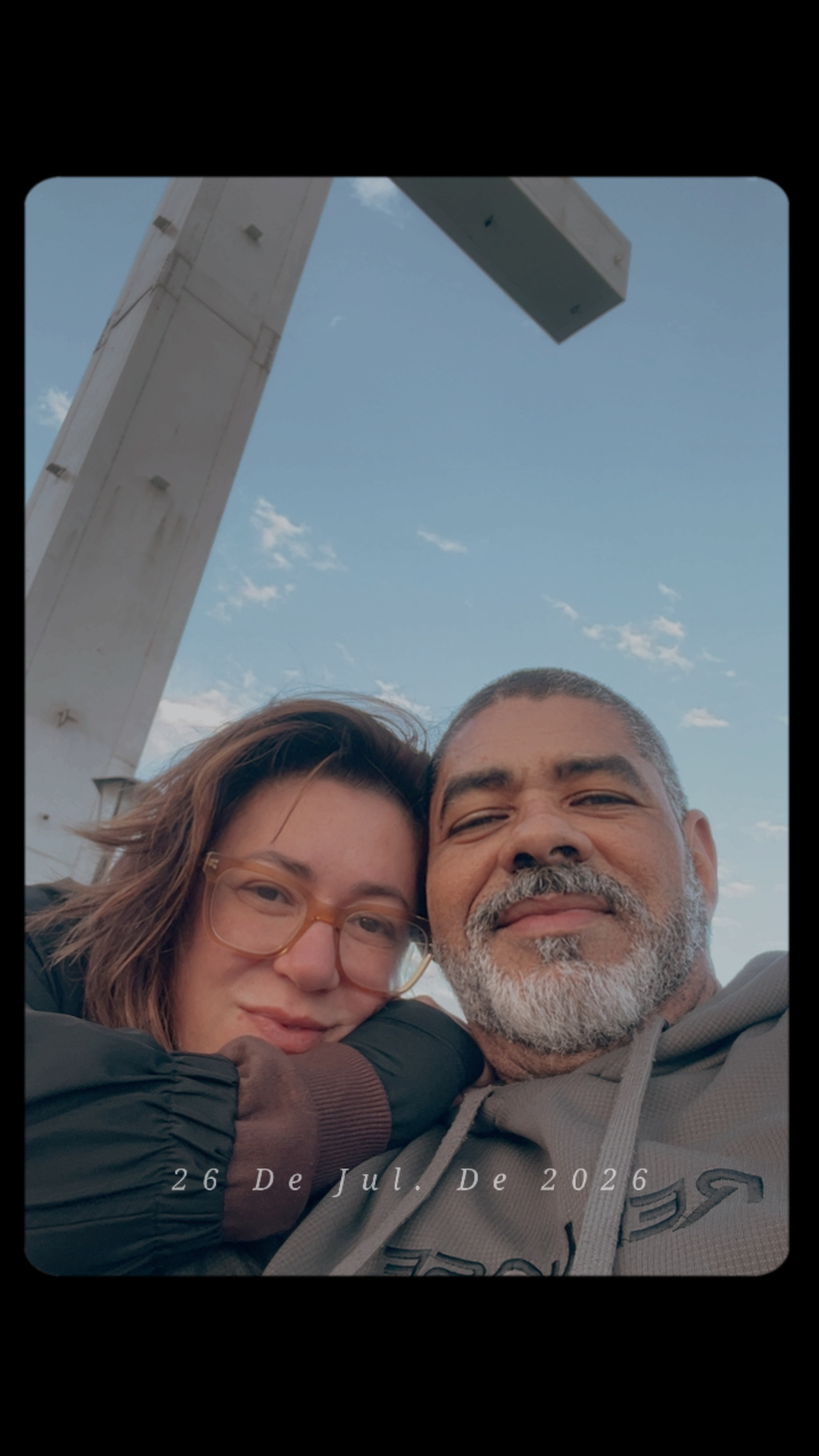 Iran e Pedro juntos diante de uma cruz